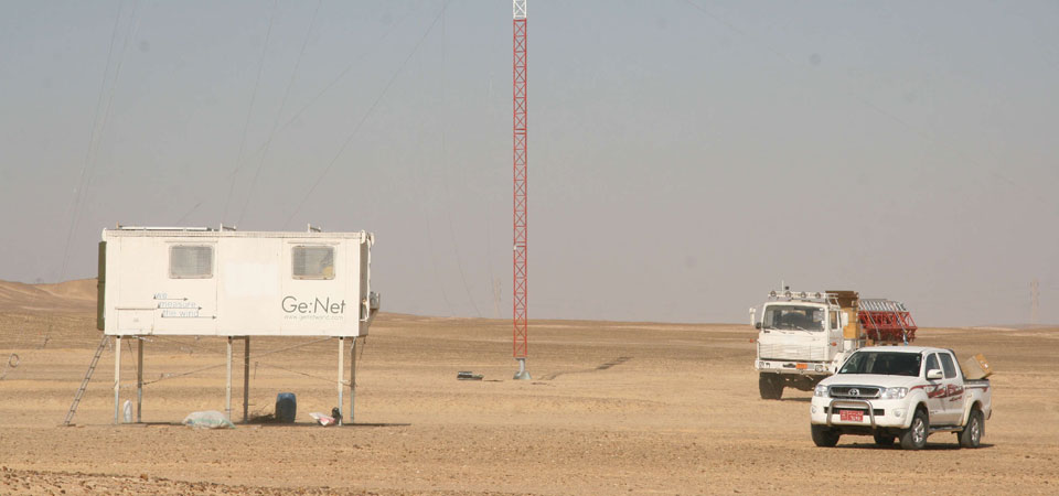 Mast, mobile Unterkunft und Ge:Net-Spezial-LKW für Montagen in schwierigem Gelände - Sahara, Ägypten
